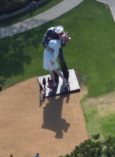 p8096414kissstatue.jpg