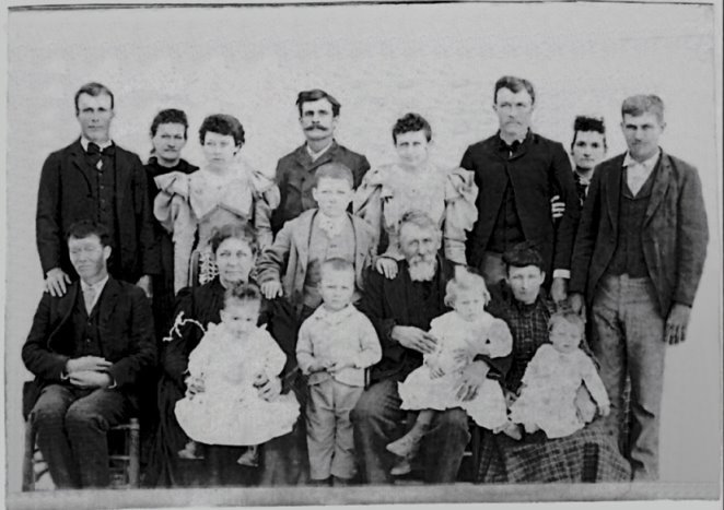glossonsfamilyphoto1900restored.jpg