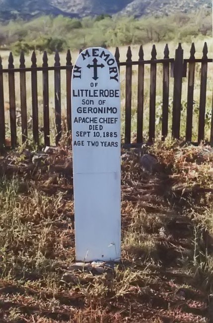 thegraveoflittlerobesonofgeronimoftbowieinsoutheastarizona.jpg